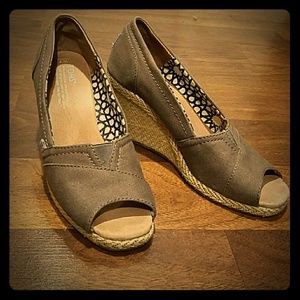 Tom's wedges in taupe brown size 7M